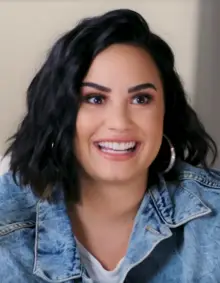 How tall is Demi Lovato?